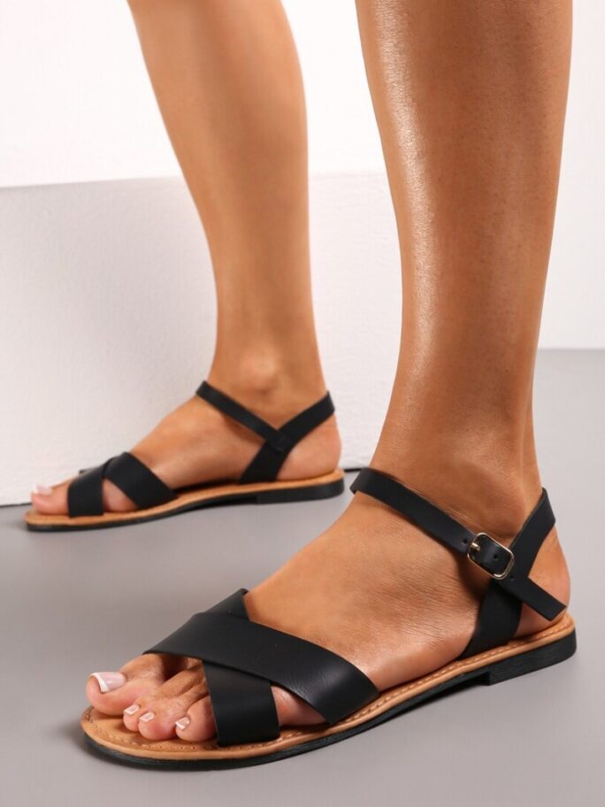 Mustad sandaalid
