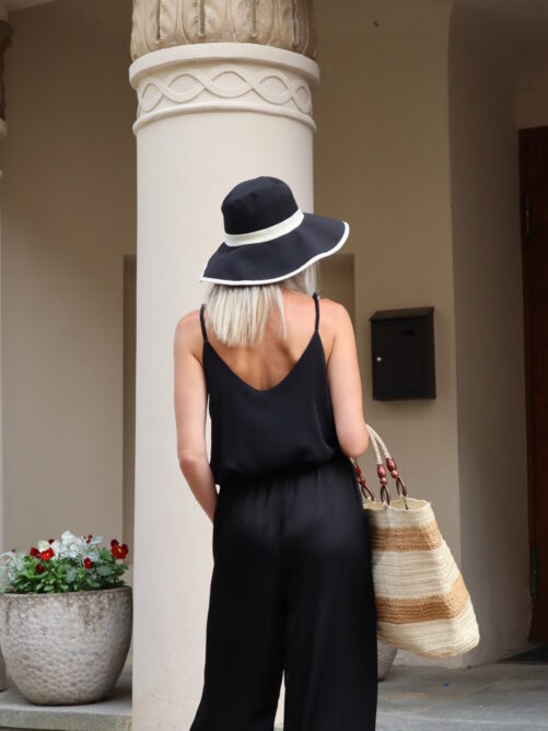 Must riidest kübar