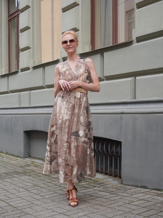 Pruunikas kirju kleit vööga