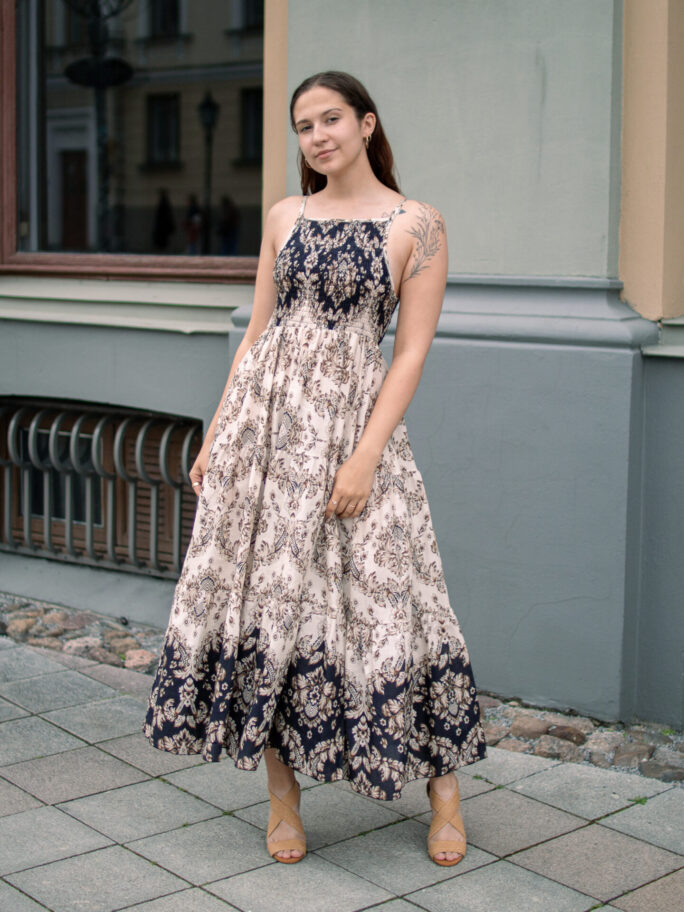 Kirju õlapaeltega kleit