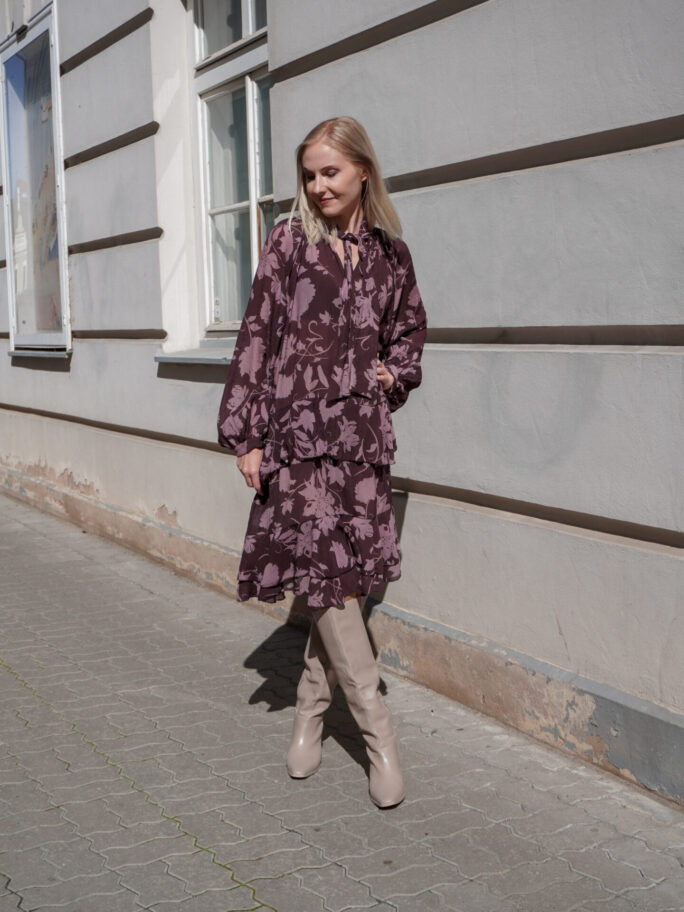 Lilla kirju kleit