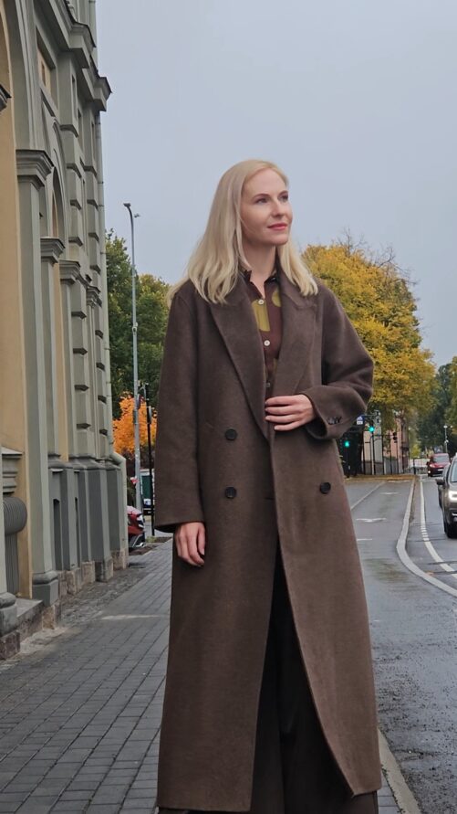 Tumepruun pikk villane mantel