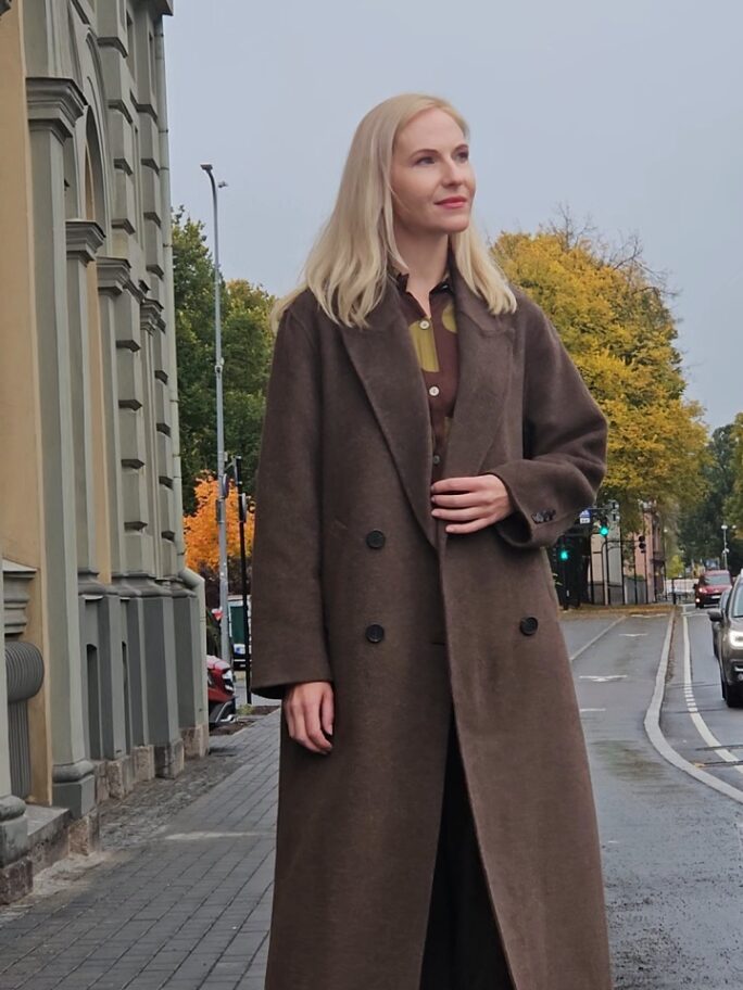 Tumepruun pikk villane mantel