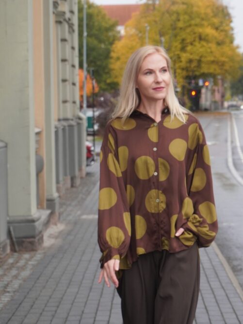 Täpiline siidist pluus