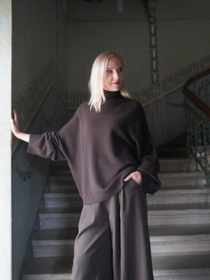 Avar laiade varrukatega kõrge kraega kampsun