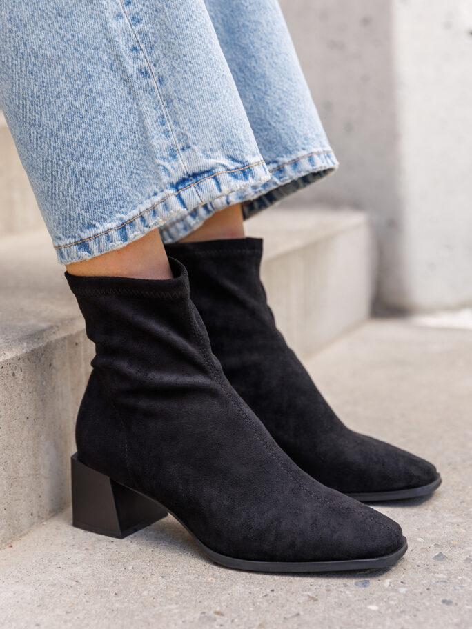 Mustad kandilise kontsaga sukksaapad