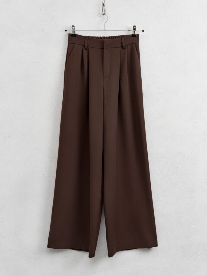 Pruunid laiad püksid