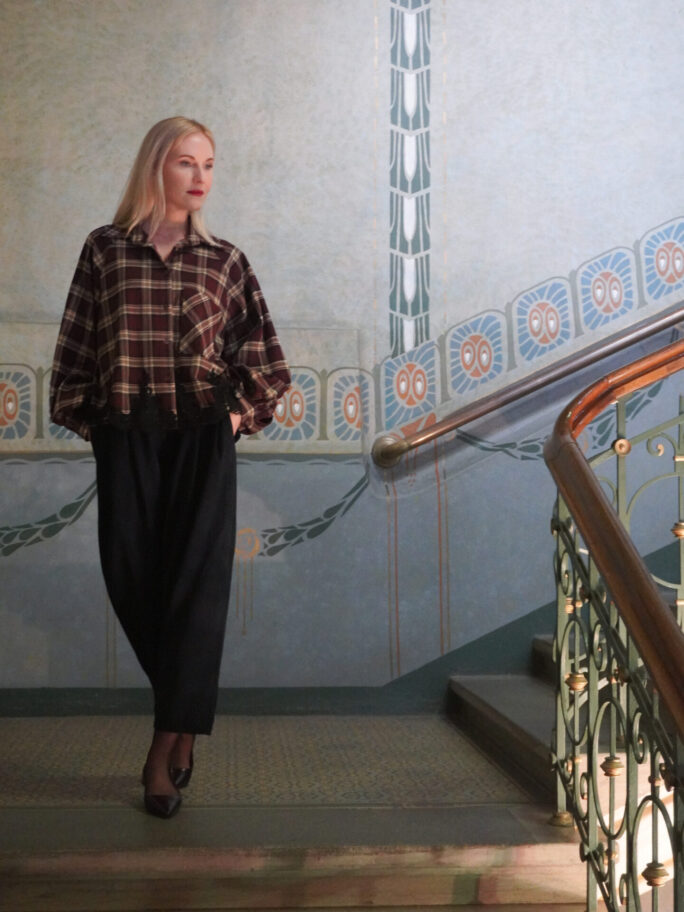 Ruuduline pitsdetailiga pluus