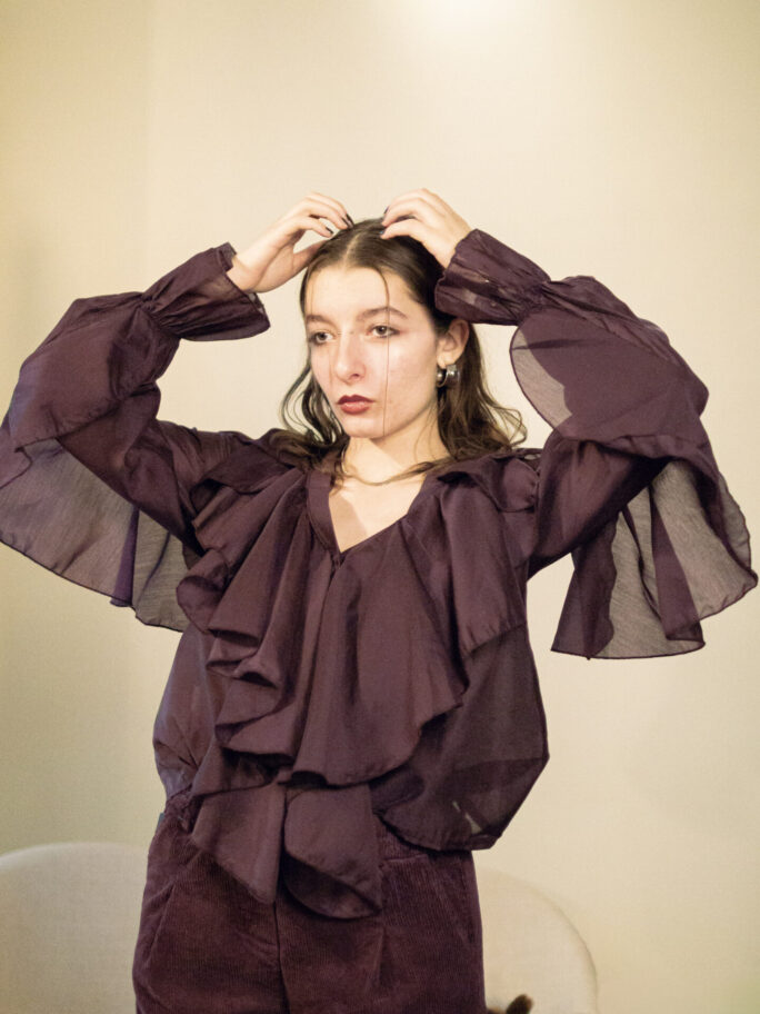 Lilla volangidega pluus