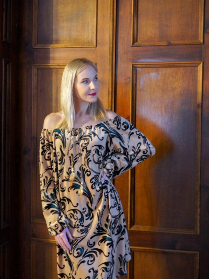 Kirju sametine kleit