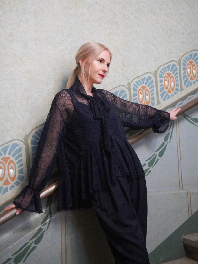 Asümeetriline pitsist pluus