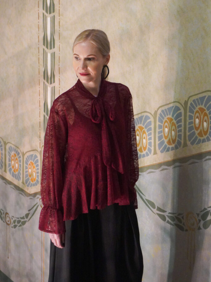 Asümeetriline pitsist pluus