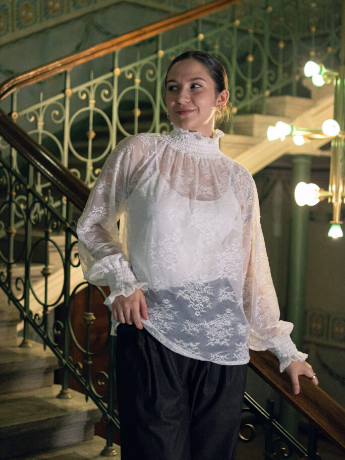 Kõrge kraega pitsist pluus