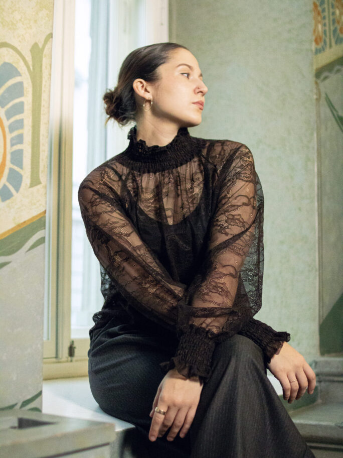 Kõrge kraega pitsist pluus