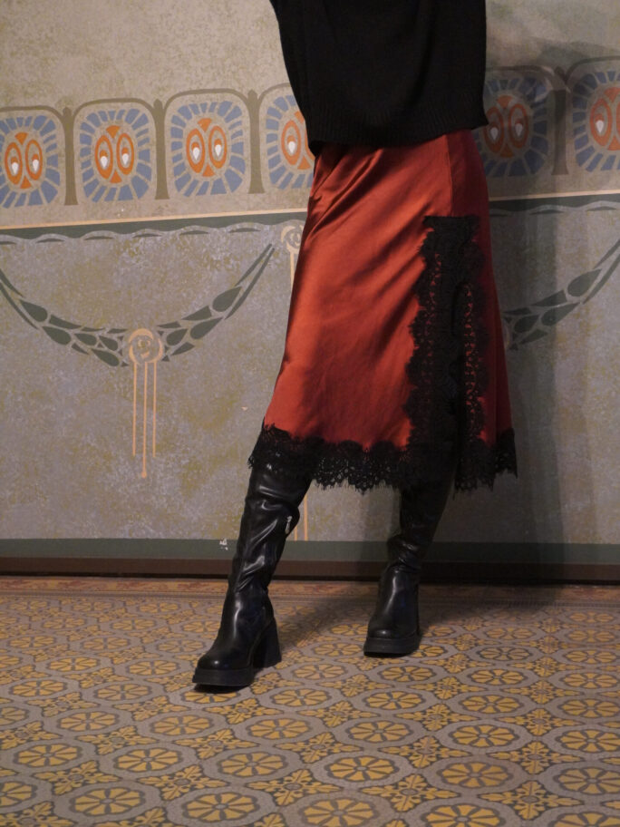 Punane pitsiga seelik