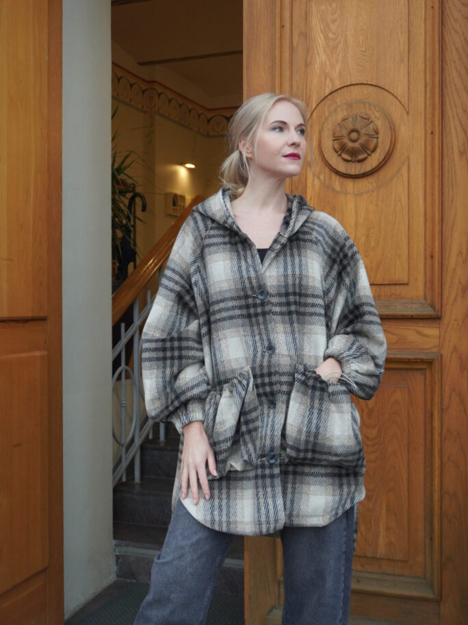 Ruuduline kapuutsiga jakk