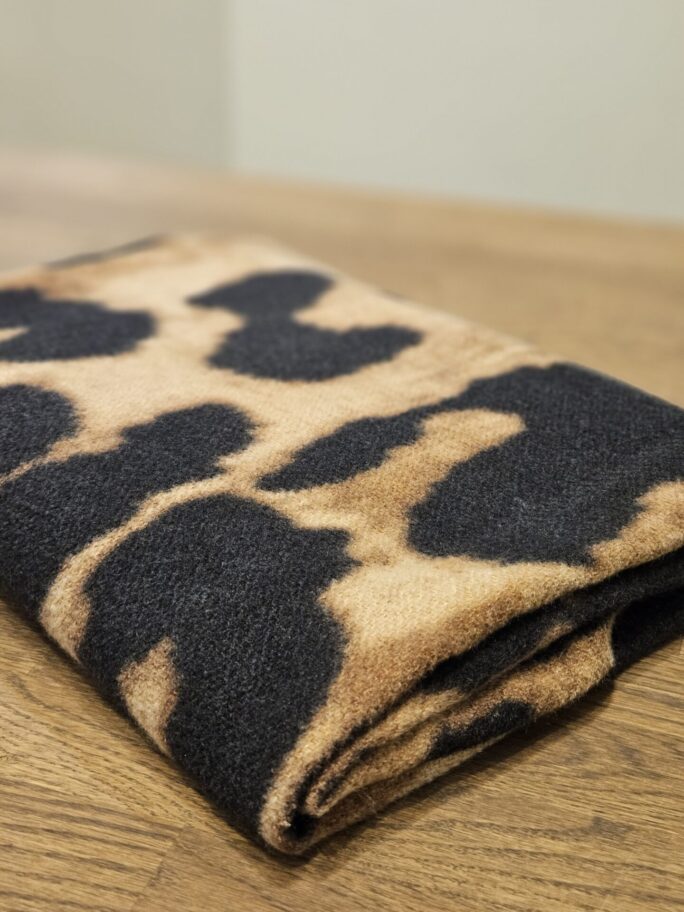 Villane loomamustriga sall