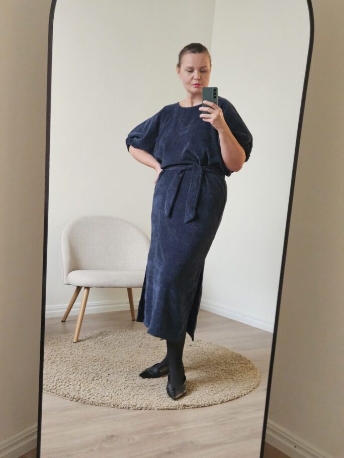 Velvetine kleit vööga