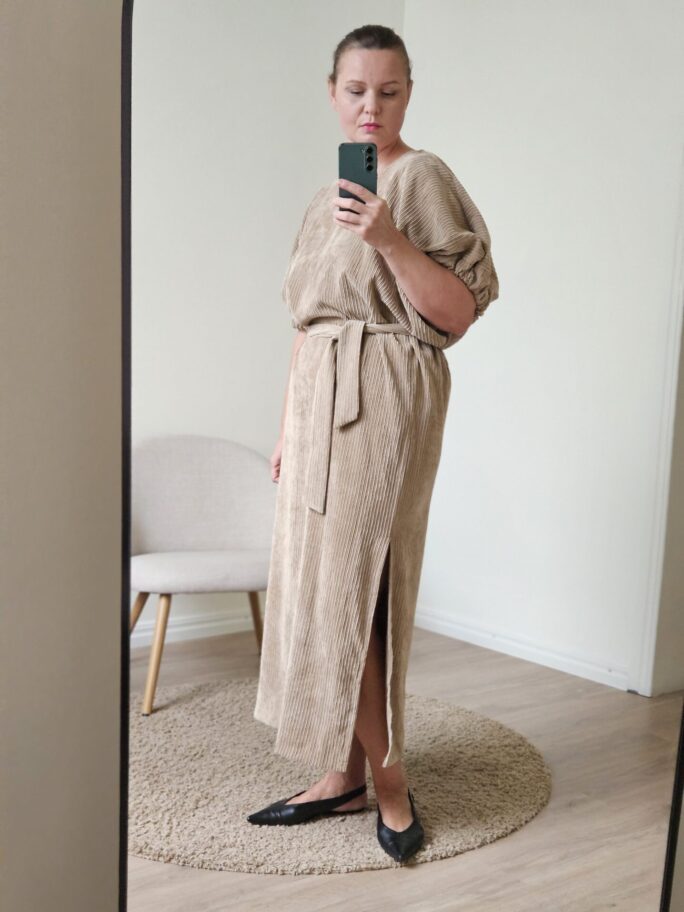 Velvetine kleit vööga