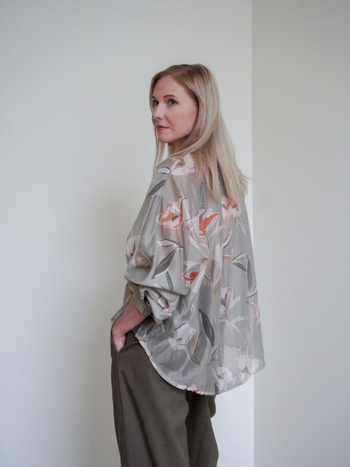 Lilleline laiade varrukatega pluus