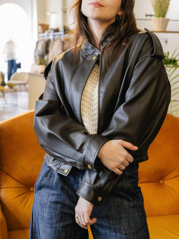 Tumepruun kunstnahast tagi