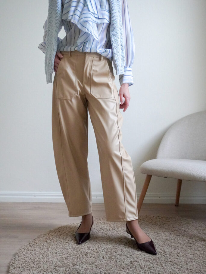 Beežid kunstnahast püksid