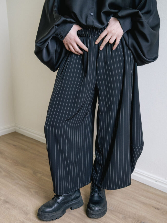 Laiad triipudega püksid