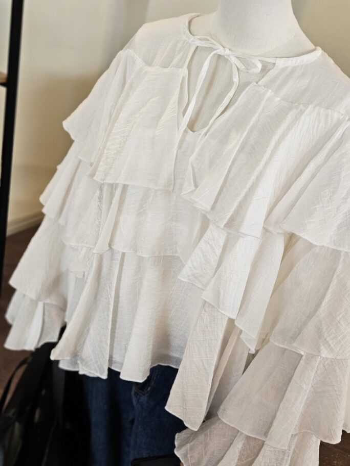 Valge volangidega pluus