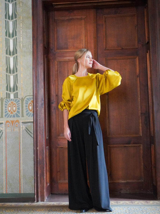 Mustad laiad vööga püksid