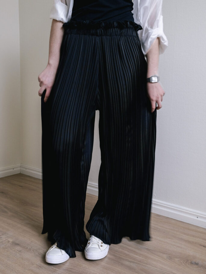 Laiad plisseeritud püksid
