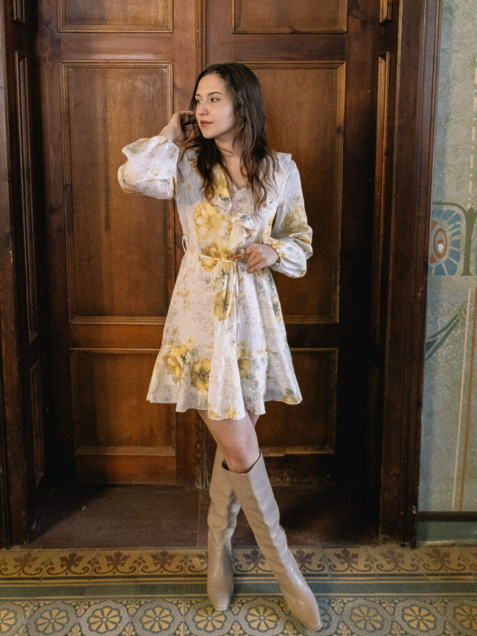 Kollaste lilledega kleit