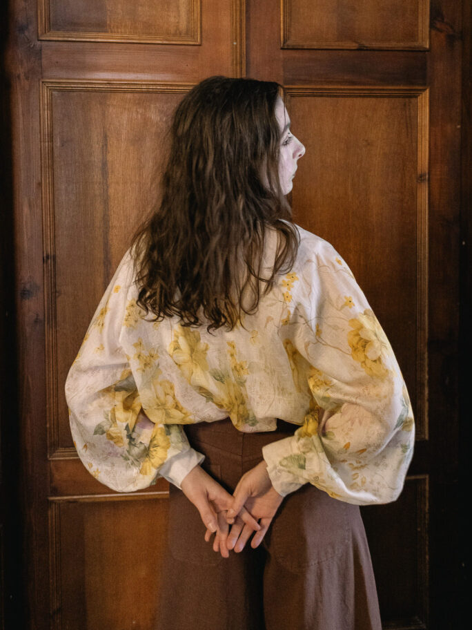 Avar kollaste lilledega pluus