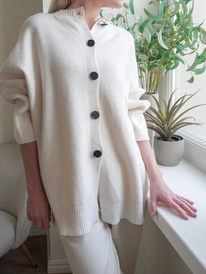 Kahtepidi kantav nööpidega kampsun