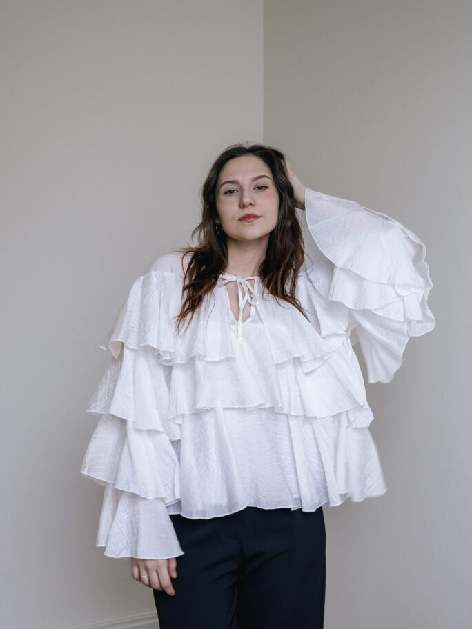 Valge volangidega pluus