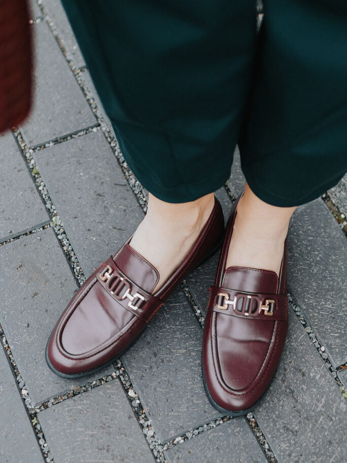 Tumepunased loafersid