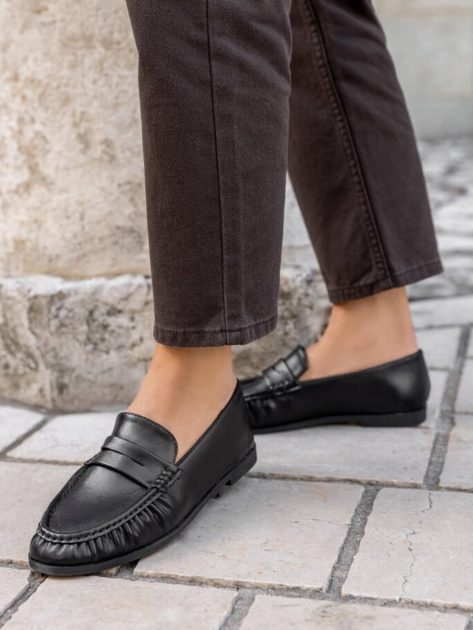 Mustad loafersid