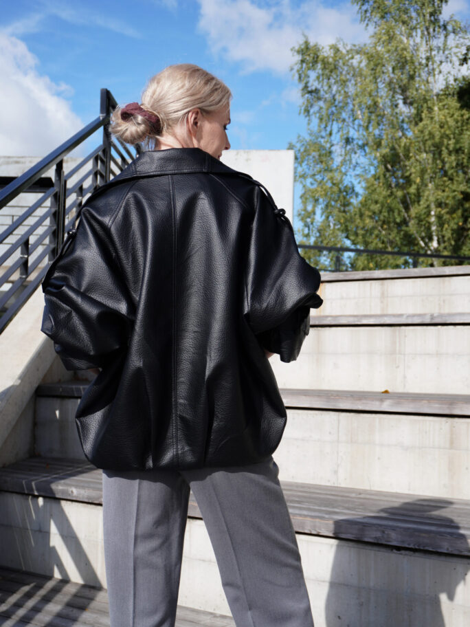 Must oversize kunstnahast tagi